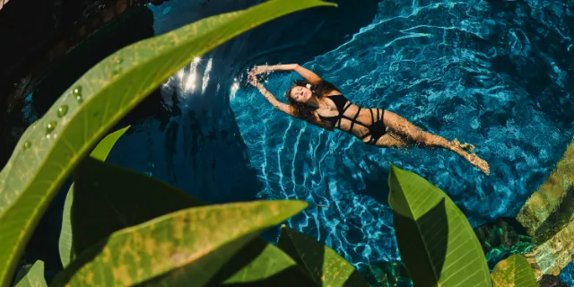Piscine tropicale entourée de feuillages dans un gîte à La Réunion
